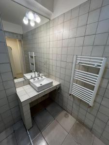 a bathroom with a sink and a mirror at Departamento Centro Jujuy 2 in San Salvador de Jujuy