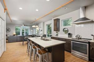 Una cocina con una gran isla en el medio. en Cesar's Townhome, en Portland