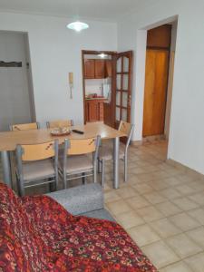 een woonkamer met een eettafel en stoelen bij Apart Begonia, 1 dor con patio de luz in Río Cuarto