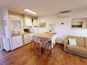 Apartamento pequeño con cocina, mesa y sillas en Apartamento con piscina cerca de la playa, en Pals