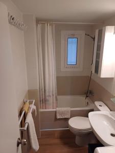 a bathroom with a toilet and a sink at Apartamento con piscina y wifi cerca de la playa in Pals