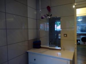 cocina con encimera y espejo en la pared en caranavilla, en Anse Etoile