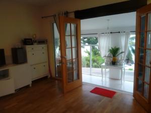 una sala de estar con una puerta que da a una cocina en caranavilla en Anse Etoile