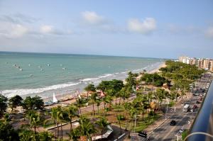 widok na plażę z palmami i ocean w obiekcie Super Duplex Beira Mar na melhor praia de Maceió-NEO 709 w mieście Maceió