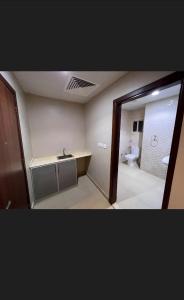 a bathroom with a sink and a toilet at فندق قافلة الحجاز in Mecca