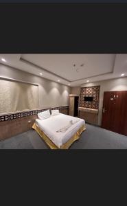 فندق قافلة الحجاز في مكة المكرمة: غرفة نوم بسرير كبير في غرفة