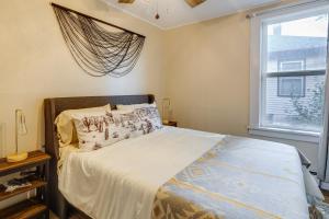 Ένα ή περισσότερα κρεβάτια σε δωμάτιο στο Spacious Casper Vacation Rental Near Downtown!