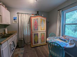 מטבח או מטבחון ב-The Adorable Turtle queen bedroom, separate sitting area