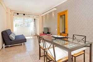ein Wohnzimmer mit einem Tisch und einem Sofa in der Unterkunft Glorias:Sagrada Familia 15 minutos - Playa 20 minutos in Barcelona