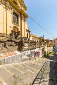 een gebouw met graffiti op de zijkant bij B&B Antica Napoli in Napels