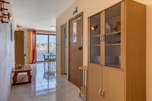 - un couloir avec une grande armoire en bois dans l'établissement Nice seaview apt at St Paul's Bay, à San Pawl il-Baħar