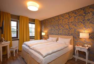 Säng eller sängar i ett rum på Hotel am Kirchplatz