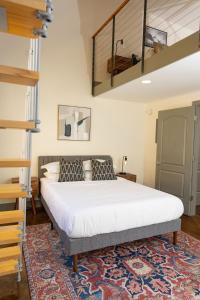 1 dormitorio con 1 cama grande y 1 alfombra en Historic 1 Br Apt With Exposed Brick Loft Downtown, en Roanoke