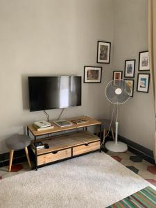 un soggiorno con TV a schermo piatto e tavolo di San domenico 18 a Firenze