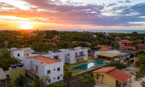 una vista aérea de una casa con piscina en Pousada Estrela do Mar, en Barra Grande
