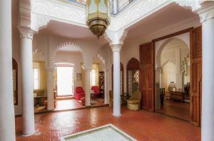 Uma área de estar em Hotel Blanco Riad