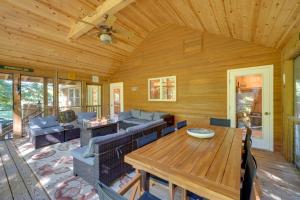 sala de estar con techo de madera y mesa de madera en Riverfront West Virginia Cabin with Screened-In Deck, en Marlinton