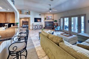 TV a/nebo společenská místnost v ubytování Chillin at Chip - Big Groups Welcome