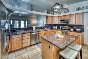 Kuchyň nebo kuchyňský kout v ubytování Chillin at Chip - Big Groups Welcome