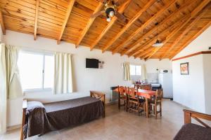 Zimmer mit einem Bett und einem Esszimmer mit einem Tisch in der Unterkunft Complejo Lamarca in Villa Carlos Paz