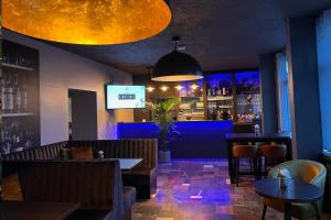 The lounge or bar area at SKYHOTEL Merseburg
