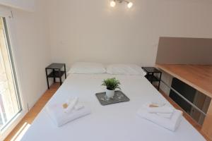 ボローニャにあるLa Ca' Fiera Affittaly Apartmentsのベッド1台(トレイ、植物付)が備わるお部屋です。