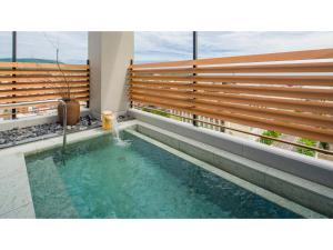 una piscina en medio de un edificio en GRIDS Premium Hotel Otaru - Vacation STAY 68534v, en Otaru