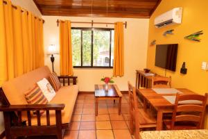 ein Wohnzimmer mit einem Sofa und einem Tisch in der Unterkunft Isla Bonita Yacht Club in San Pedro