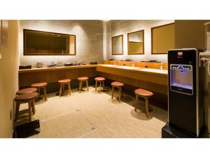 una sala de espera con taburetes y un mostrador con bar en GRIDS Premium Hotel Otaru - Vacation STAY 68539v, en Otaru