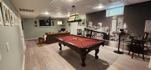 Biliár nebo kulečník v ubytování Comfortable, spacious, 1bdrm basement apartment, sleeps 4