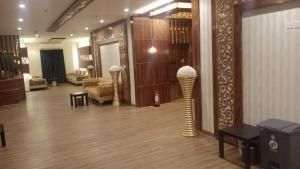 um átrio com uma sala com algumas cadeiras e mesas em فندق الإحسان em Meca