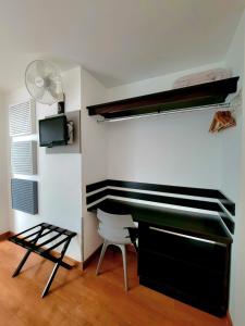 - un piano dans une chambre avec un ventilateur et une chaise dans l'établissement 3B Barranco's - Chic and Basic - B&B, à Lima