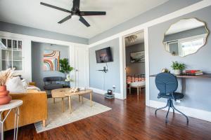 a living room with blue walls and a ceiling fan at Historic Apt Mins to Beach, Convention Center, Downtown w Free Parking in Long Beach