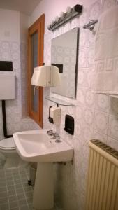 A bathroom at In Venice Back To San Marco tourist apartment