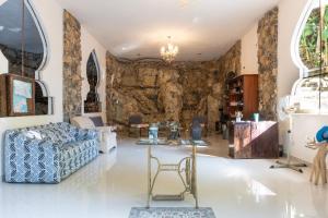 a living room with a couch and a stone wall at Hotel Paraíso Encantado in Xilitla