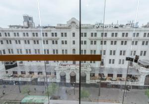 una ventana con vistas a un edificio blanco en Hotel El Plaza Centro de Lima, en Lima