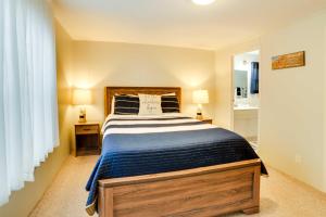 1 dormitorio con 1 cama grande y 2 lámparas en Kentucky Lakeside Home with Deck - 20 Mi to LBL!, en New Concord