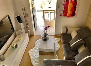 sala de estar con sofá y mesa en Modern apartment , Golfe de Saint Tropez, en Cogolin
