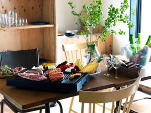 富士吉田的住宿－urban"s camp fuji - Vacation STAY 54448v，一张桌子,上面放着一盘肉和蔬菜