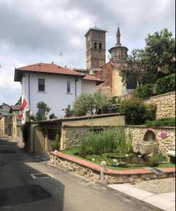 une rue dans une ville avec un bâtiment et un étang dans l'établissement Il BORGHETTO-1, à Grazzano Badoglio