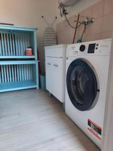 托雷戴科爾薩里的住宿－Villa Margherita vista mare，洗衣房内的洗衣机和烘干机