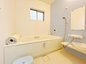 La salle de bains est pourvue d'une baignoire, de toilettes et d'un lavabo. dans l'établissement Senmagawa - Kuhoji - Vacation STAY 15376, à Yaochō