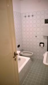 A bathroom at In Venice Back To San Marco tourist apartment