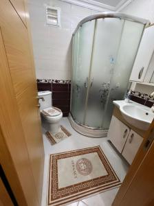 een badkamer met een douche, een toilet en een wastafel bij Great Sea View in Istanbul