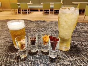 un tavolo con bicchieri di birra e snack di Hotel Grand View Takasaki - Vacation STAY 55422v a Takasaki