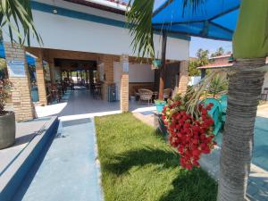 a palm tree in front of a building at Hospedagens Icapui Mare Blu in Icapuí