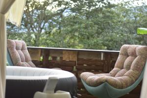 2 chaises assises à l'arrière d'une terrasse couverte dans l'établissement Eco-Glamping Panorama, à Monterrey