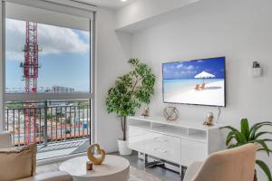 ein Wohnzimmer mit Blick auf den Strand in der Unterkunft Amazing 2 BD Downtown Miami Mins From Brickell With Free Parking in Miami