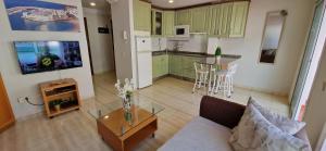 プエルト・デ・モガンにあるApartamento La Marisma Playa de Mogánのオープンリビングルーム(ソファ、テーブル付)