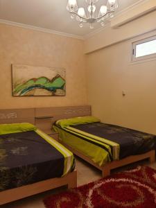 Postel nebo postele na pokoji v ubytování Porto Sokna Pyramids booking sea view apartment family only